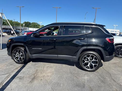 Diamond Black Crystal Pearlcoat 2025 Jeep Compass Limited