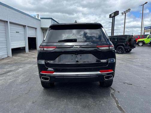 Diamond Black Crystal Pearlcoat 2024 Jeep Grand Cherokee Summit