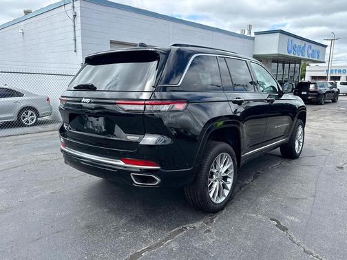 Diamond Black Crystal Pearlcoat 2024 Jeep Grand Cherokee Summit
