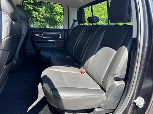 Brilliant Black Crystal Pearlcoat 2016 RAM 1500 Laramie