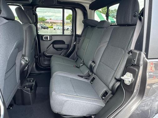 Granite Crystal Metallic Clearcoat 2026 Jeep Gladiator Willys 4x4