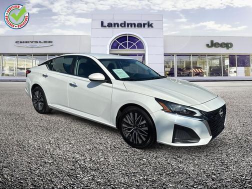 Pearl White Tricoat 2023 Nissan Altima 2.5 SV
