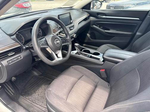 Pearl White Tricoat 2023 Nissan Altima 2.5 SV