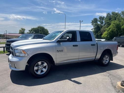Brilliant Black Crystal Pearlcoat 2017 RAM 1500 Express