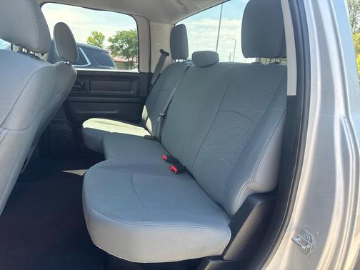 Brilliant Black Crystal Pearlcoat 2017 RAM 1500 Express