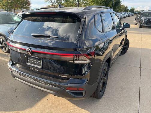2025 Volkswagen Taos 1.5T SE Black