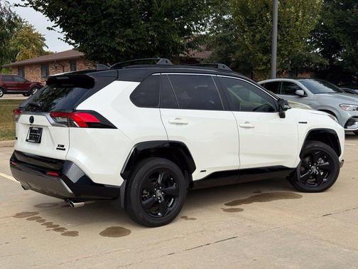 Blizzard Pearl 2019 Toyota RAV4 Hybrid SE