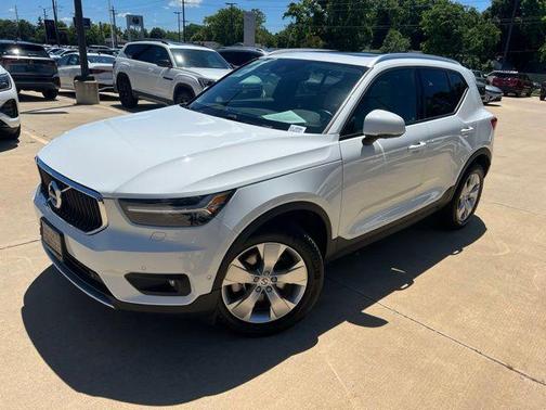 Ice White 2019 Volvo XC40 T5 Momentum