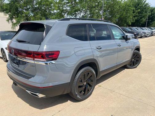 Pure Gray 2026 Volkswagen Atlas 2.0T SE w/Technology 4MOTION