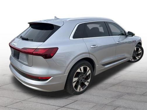 2022 Audi e-tron Premium Plus