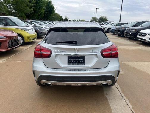 Polar Silver Metallic 2018 Mercedes-Benz GLA 250 4MATIC