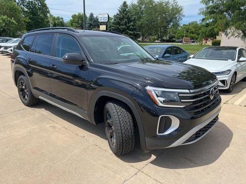 Deep Black 2026 Volkswagen Atlas Peak Edition