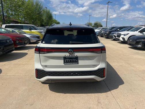 sandstone 2026 Volkswagen Tiguan 2.0T SE R-Line Black 4MOTION