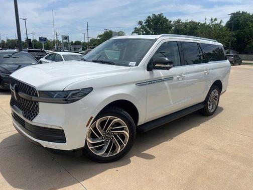 Pristine White Metallic Tri-Coat 2026 Lincoln Navigator Premiere