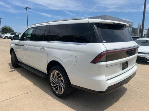 Pristine White Metallic Tri-Coat 2026 Lincoln Navigator Premiere
