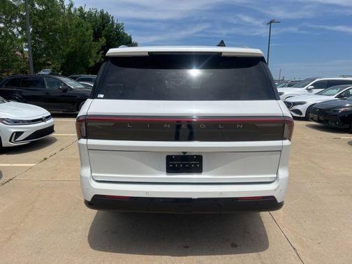 Pristine White Metallic Tri-Coat 2026 Lincoln Navigator Premiere