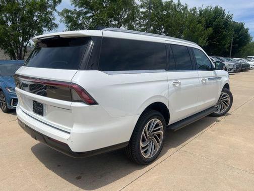 Pristine White Metallic Tri-Coat 2026 Lincoln Navigator Premiere