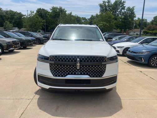 Pristine White Metallic Tri-Coat 2026 Lincoln Navigator Premiere