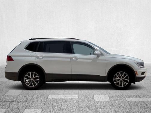 Photo 4 of 30 of 2019 Volkswagen Tiguan 2.0T SE
