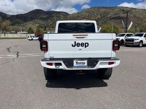 Bright White Clearcoat 2023 Jeep Gladiator Overland