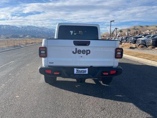 Bright White Clearcoat 2026 Jeep Gladiator Mojave