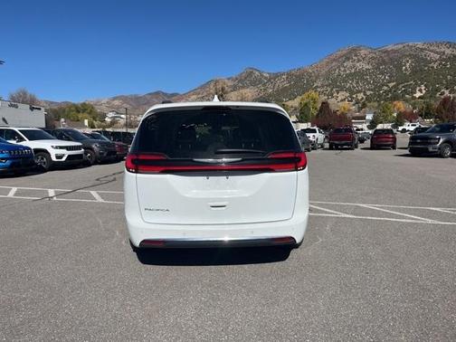 2022 Chrysler Pacifica Touring-L