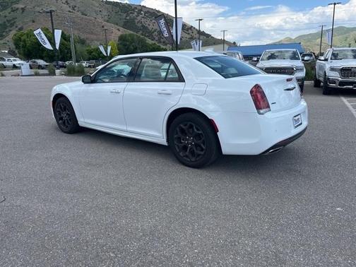 2023 Chrysler 300 Touring L