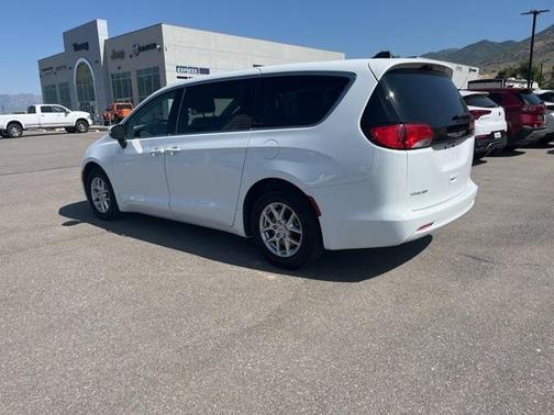 2023 Chrysler Voyager LX