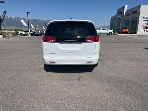 2023 Chrysler Voyager LX