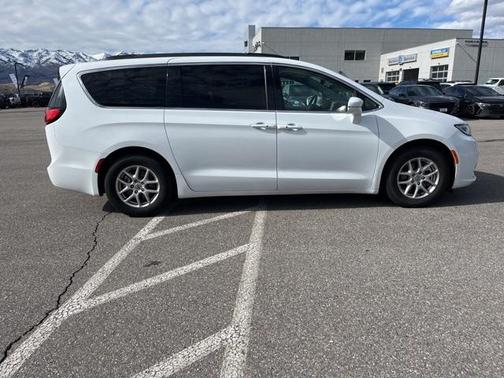 2022 Chrysler Pacifica Touring-L