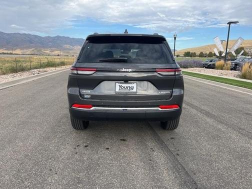 2025 Jeep Grand Cherokee Laredo