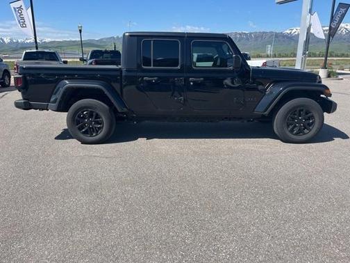 2022 Jeep Gladiator Sport