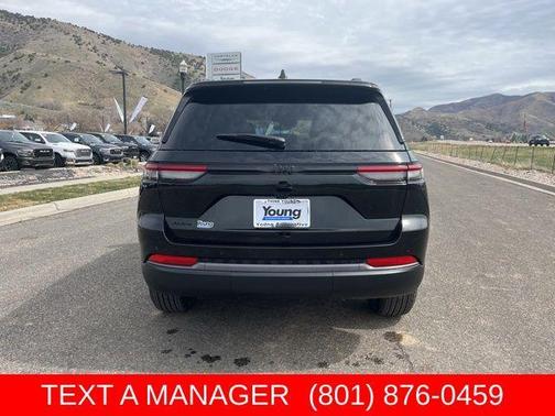 Diamond Black 2026 Jeep Grand Cherokee Laredo