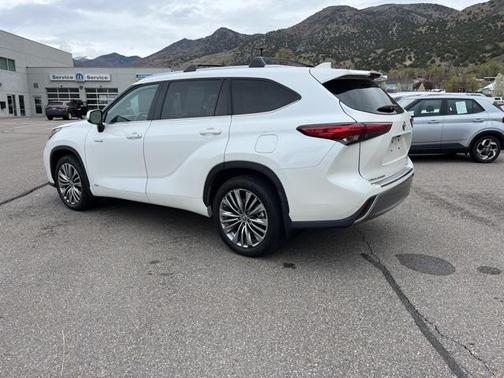 2021 Toyota Highlander Hybrid Platinum
