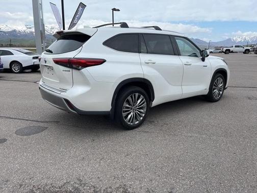 2021 Toyota Highlander Hybrid Platinum