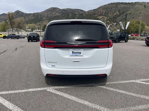 Bright White Clearcoat 2023 Chrysler Pacifica Touring-L