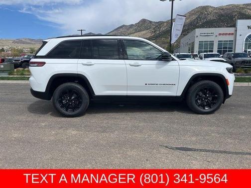 Bright White Clearcoat 2026 Jeep Grand Cherokee Laredo