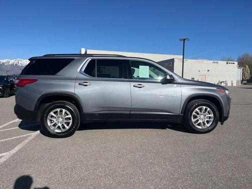 Satin Steel Metallic 2021 Chevrolet Traverse LT Cloth