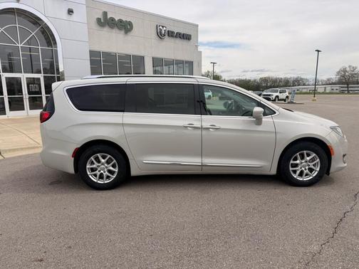 White 2020 Chrysler Pacifica Touring L