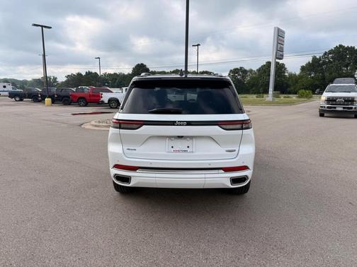 White 2023 Jeep Grand Cherokee Summit