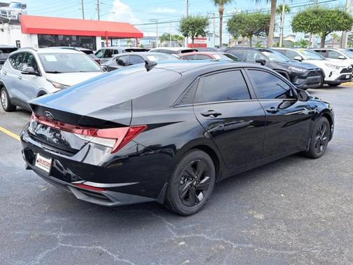 2022 Hyundai ELANTRA SEL