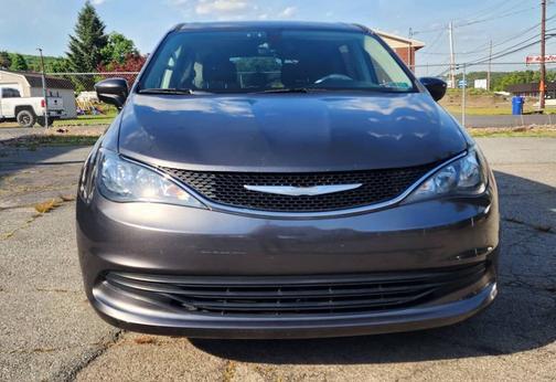 Granite Crystal Metallic Clearcoat 2017 Chrysler Pacifica Touring