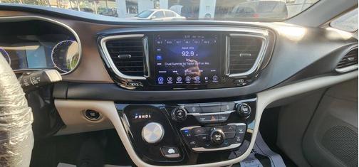Granite Crystal Metallic Clearcoat 2017 Chrysler Pacifica Touring