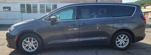 Granite Crystal Metallic Clearcoat 2017 Chrysler Pacifica Touring
