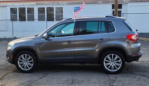 Alpine Gray Metallic 2011 Volkswagen Tiguan SE