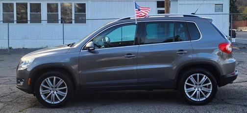 Alpine Gray Metallic 2011 Volkswagen Tiguan SE