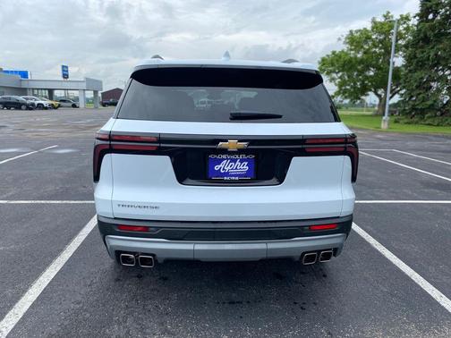 Polar White Tricoat 2026 Chevrolet Traverse LT