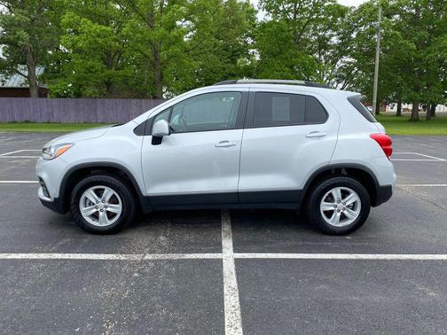 Silver Ice Metallic 2022 Chevrolet Trax LT
