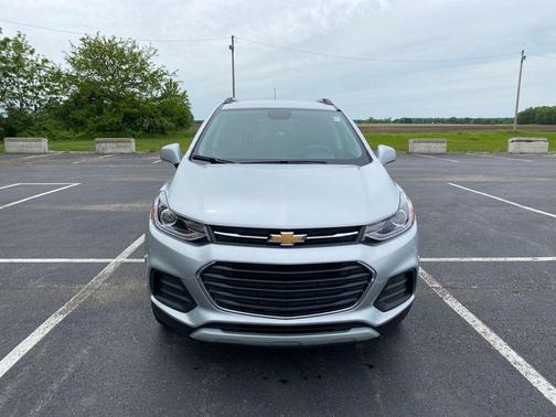 Silver Ice Metallic 2022 Chevrolet Trax LT