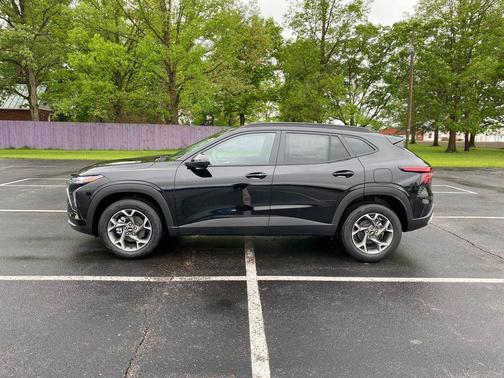 Mosaic Black Metallic 2026 Chevrolet Trax LT